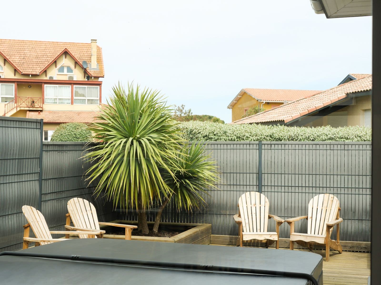 Terrasse en bois et jardin clos de la maison à Moliets-Plage, Landes