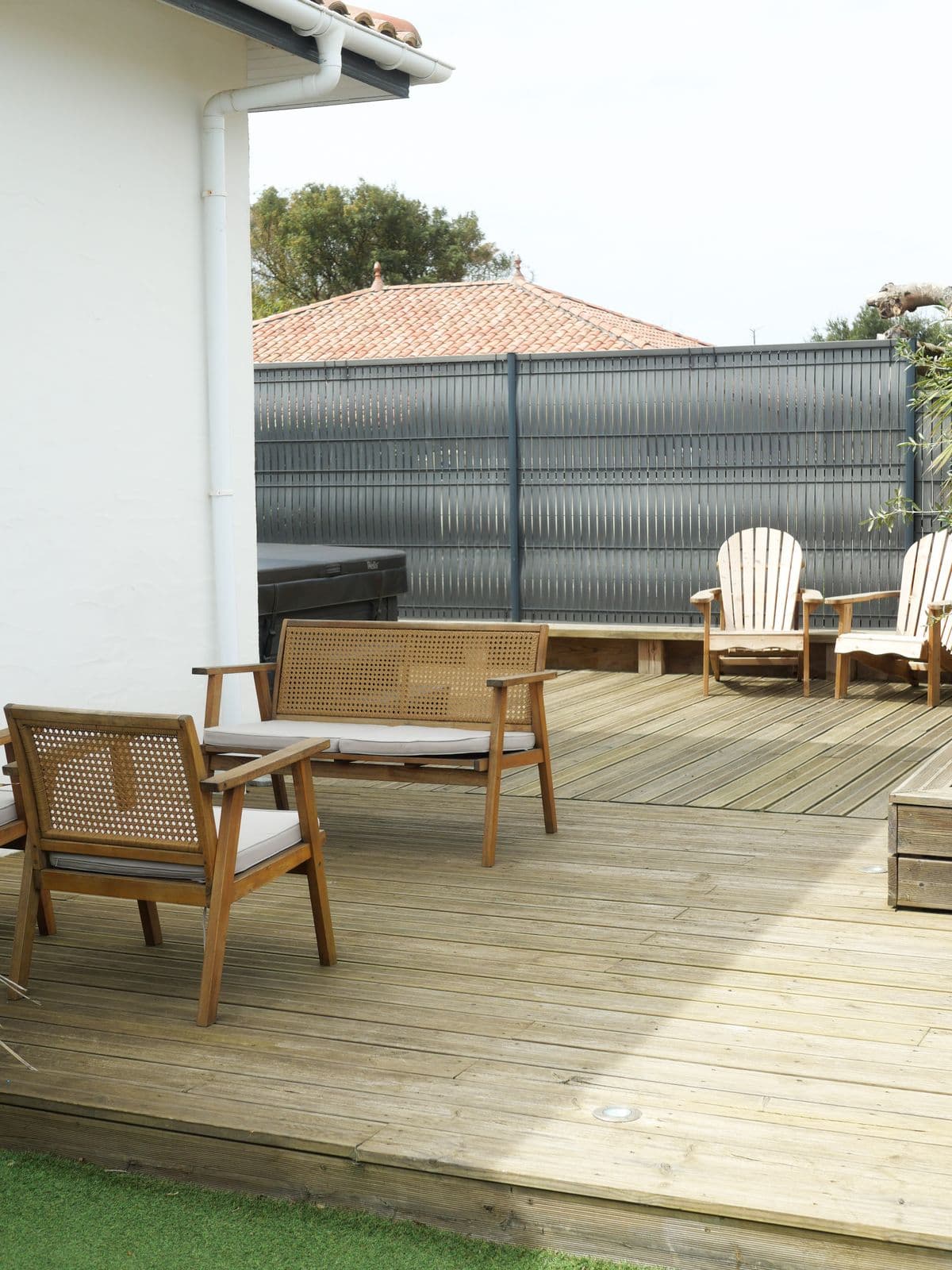 Terrasse en bois et jardin clos de la maison à Moliets-Plage, Landes