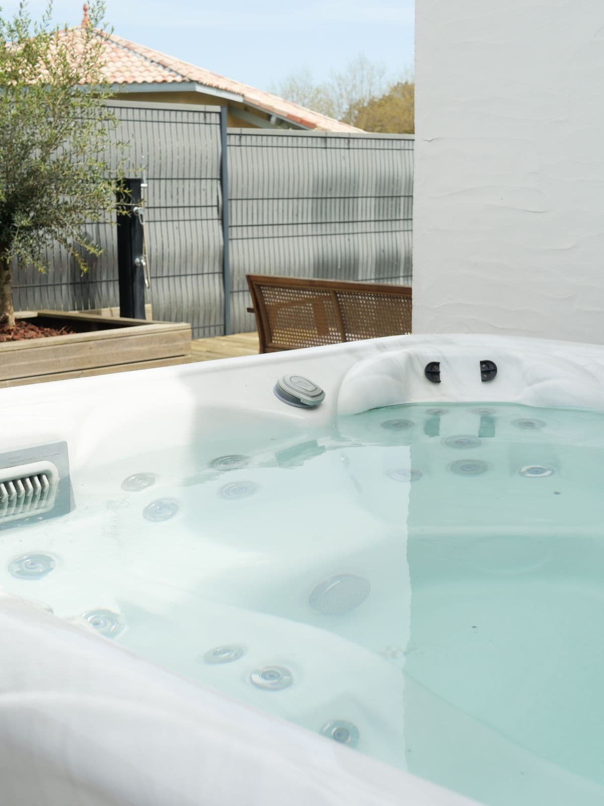 Jacuzzi privatif chauffé sur la terrasse de la maison de vacances à Moliets-Plage