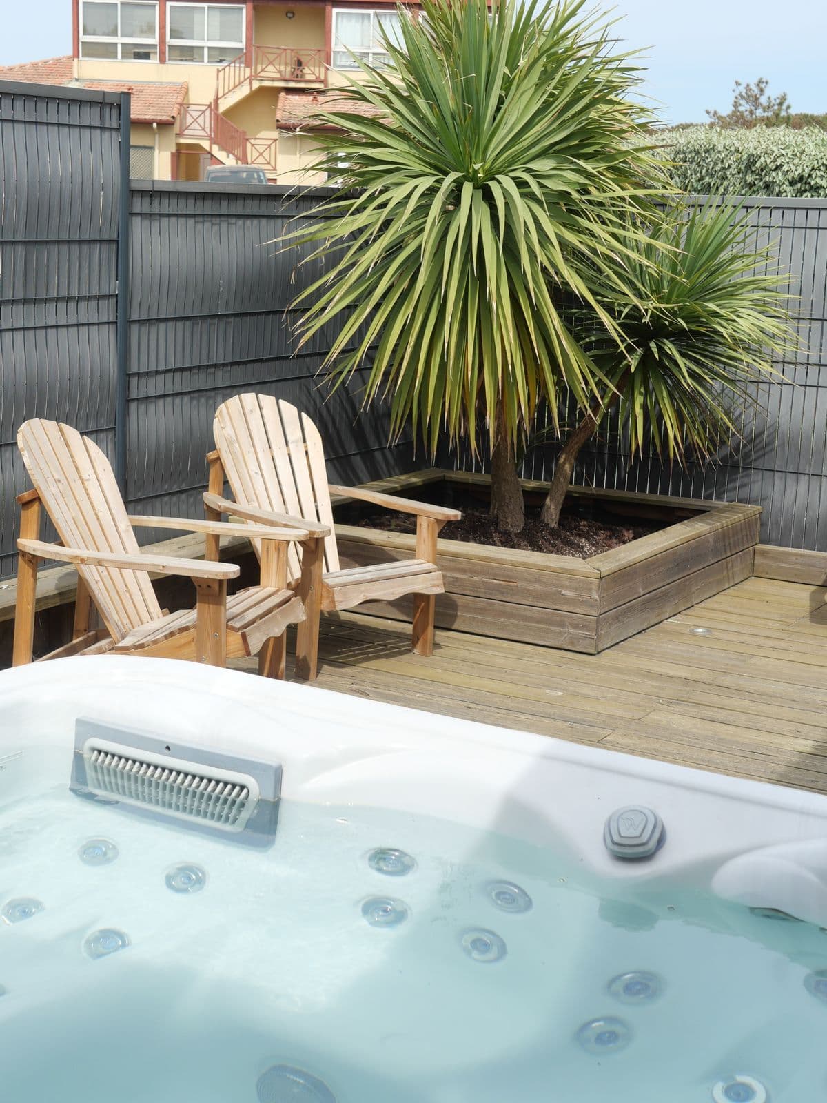 Terrasse en bois et jardin clos de la maison à Moliets-Plage, Landes