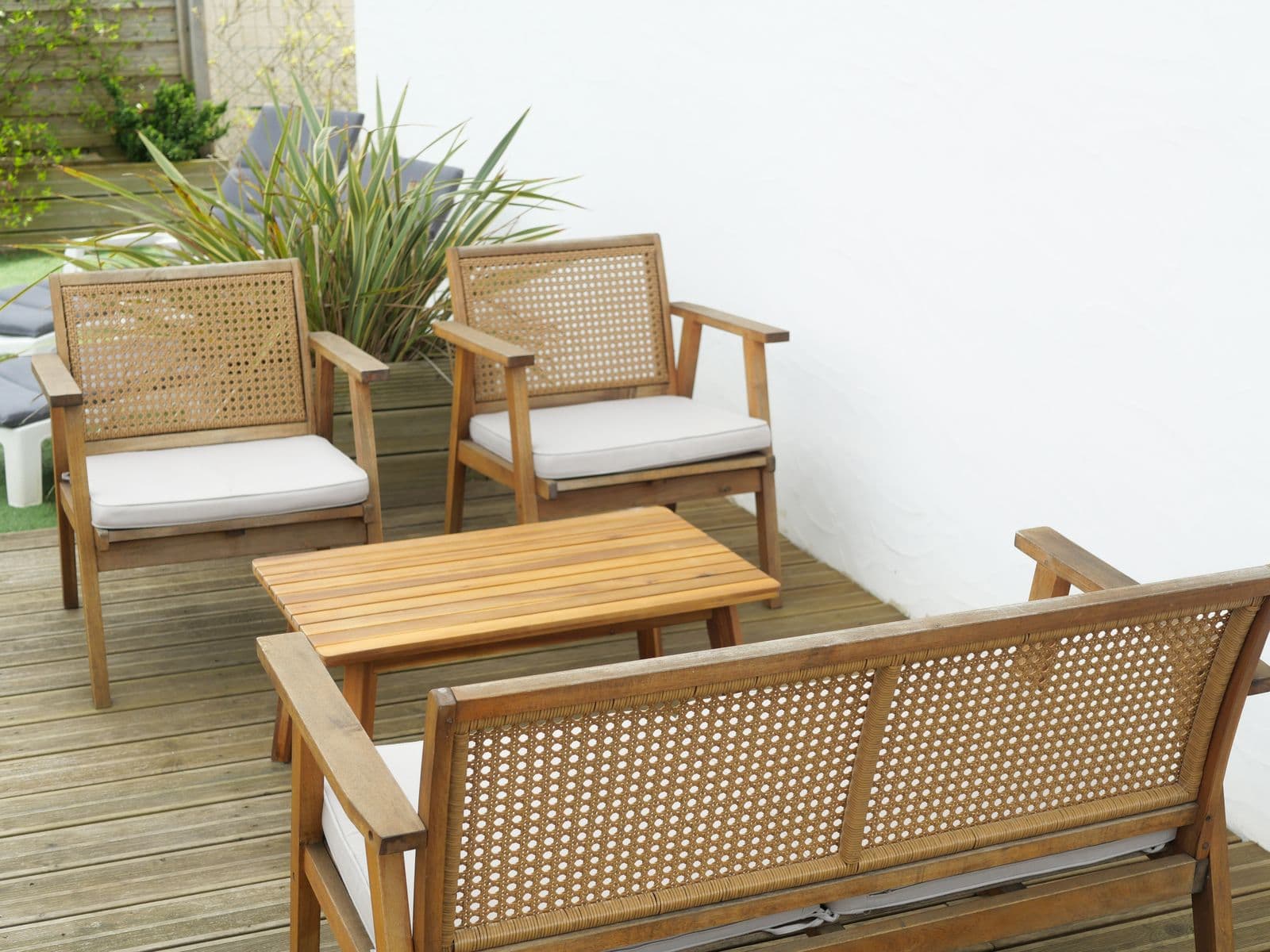 Terrasse en bois et jardin clos de la maison à Moliets-Plage, Landes