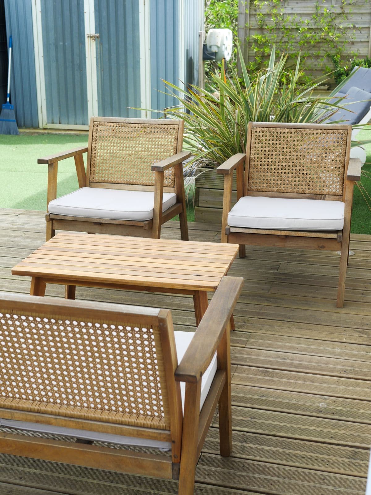 Terrasse en bois et jardin clos de la maison à Moliets-Plage, Landes
