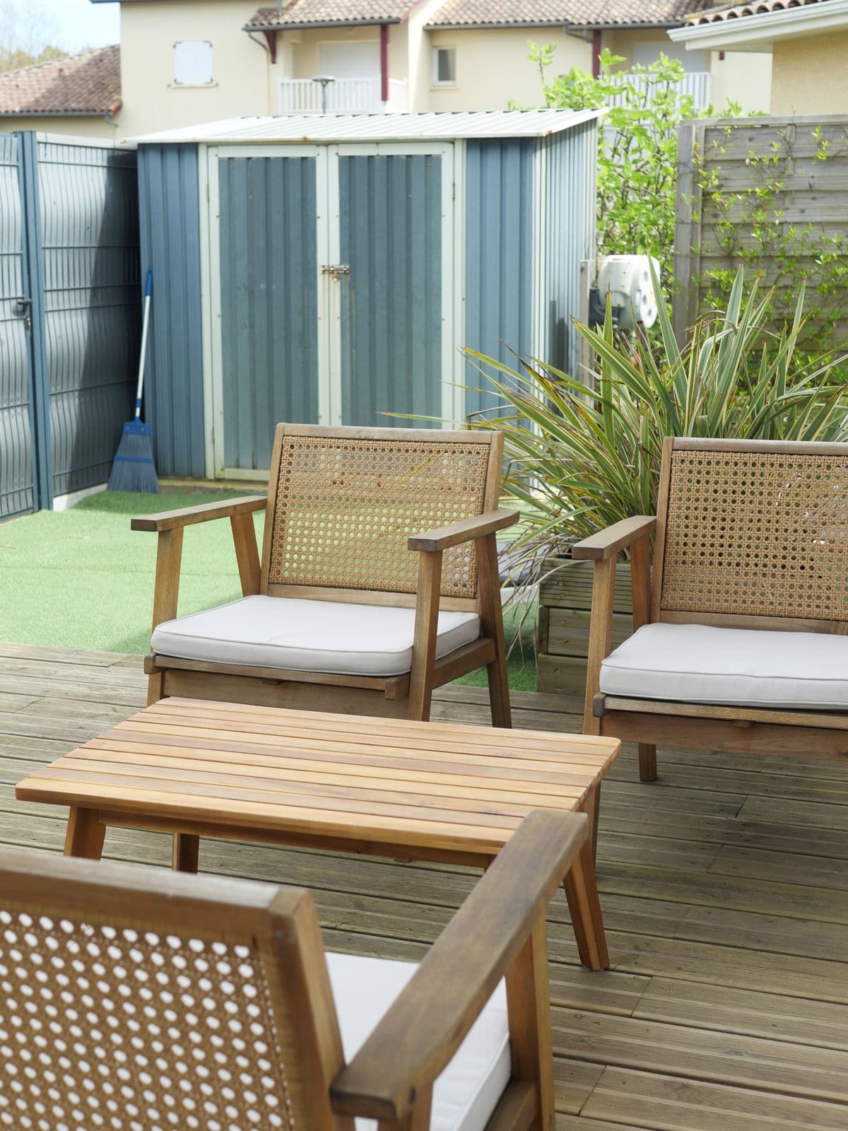 Terrasse en bois et jardin clos de la maison à Moliets-Plage, Landes