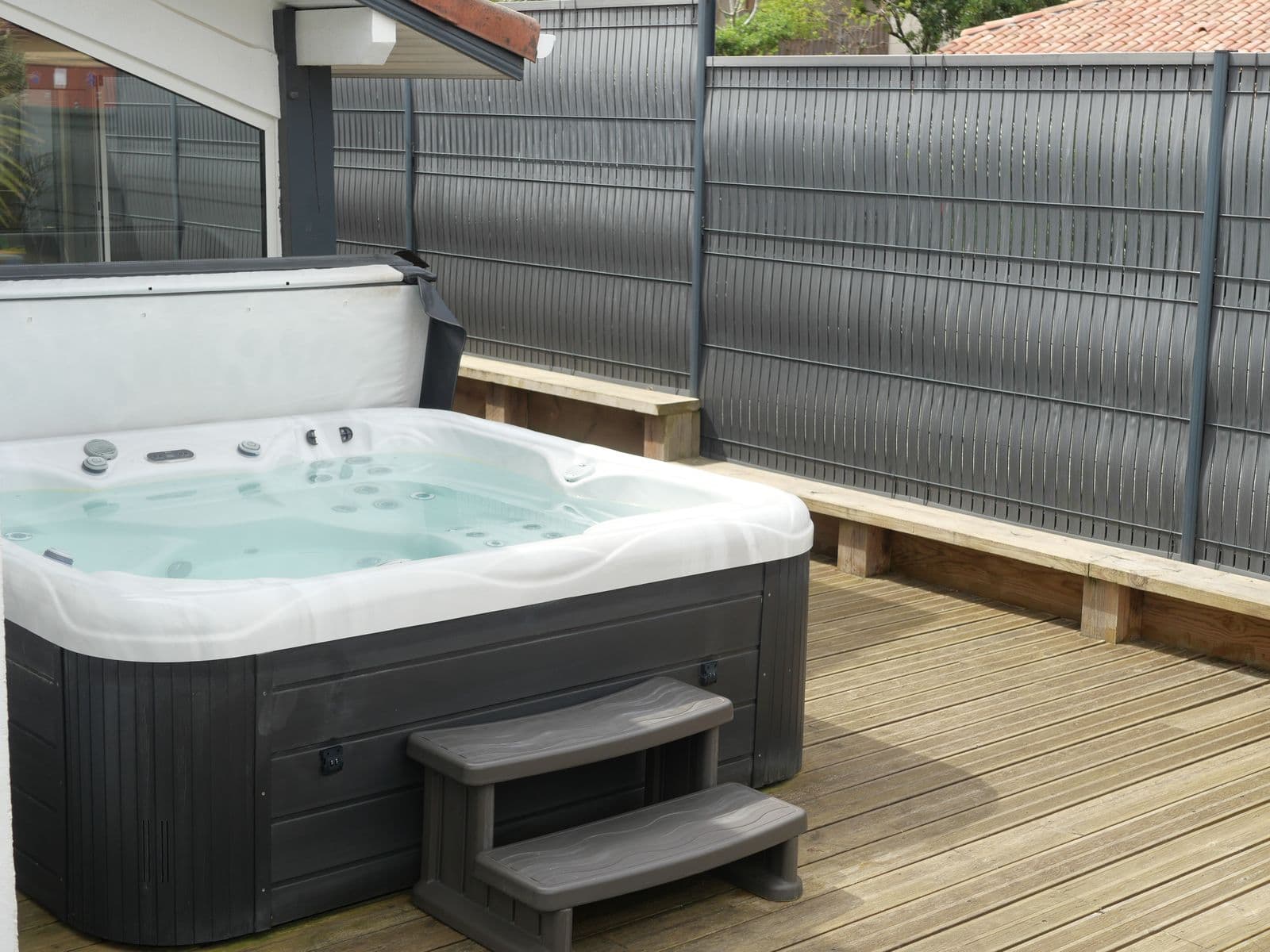 Jacuzzi privatif chauffé sur la terrasse de la maison de vacances à Moliets-Plage