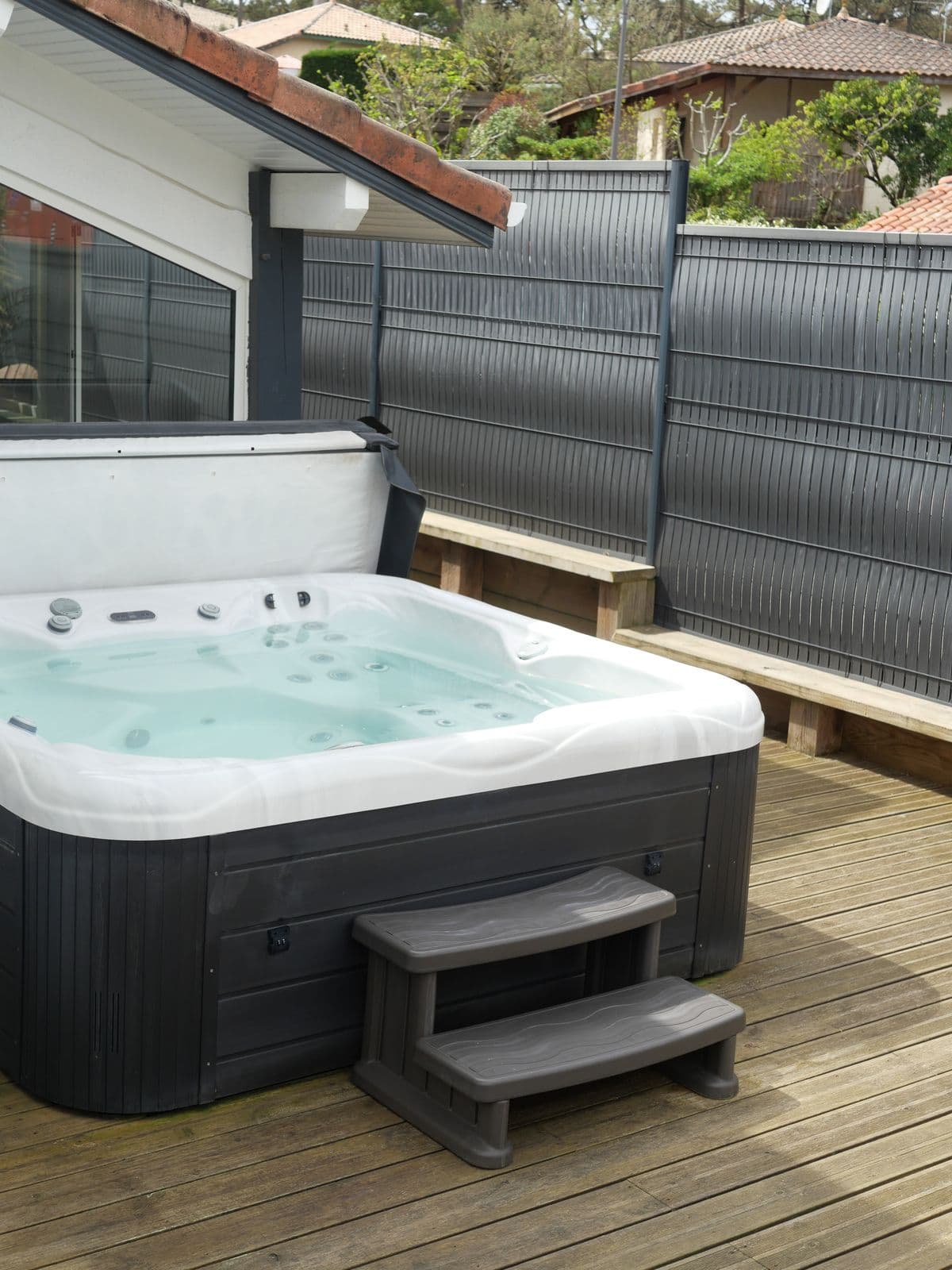 Jacuzzi privatif chauffé sur la terrasse de la maison de vacances à Moliets-Plage