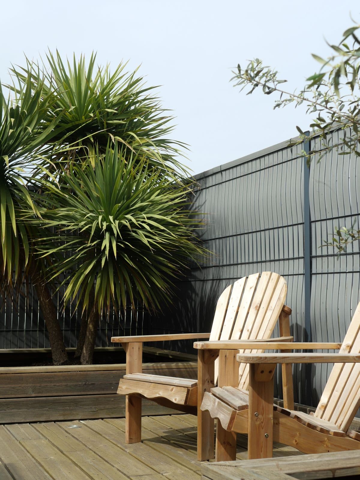 Terrasse en bois et jardin clos de la maison à Moliets-Plage, Landes