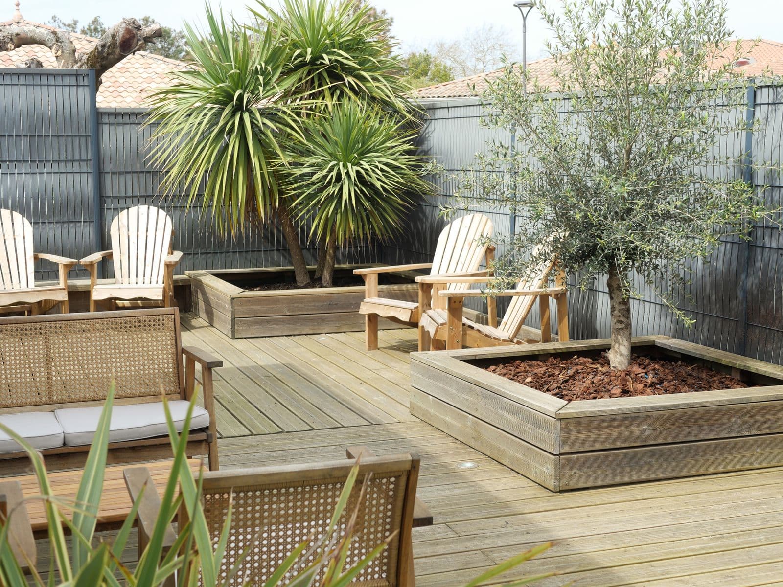 Terrasse en bois et jardin clos de la maison à Moliets-Plage, Landes