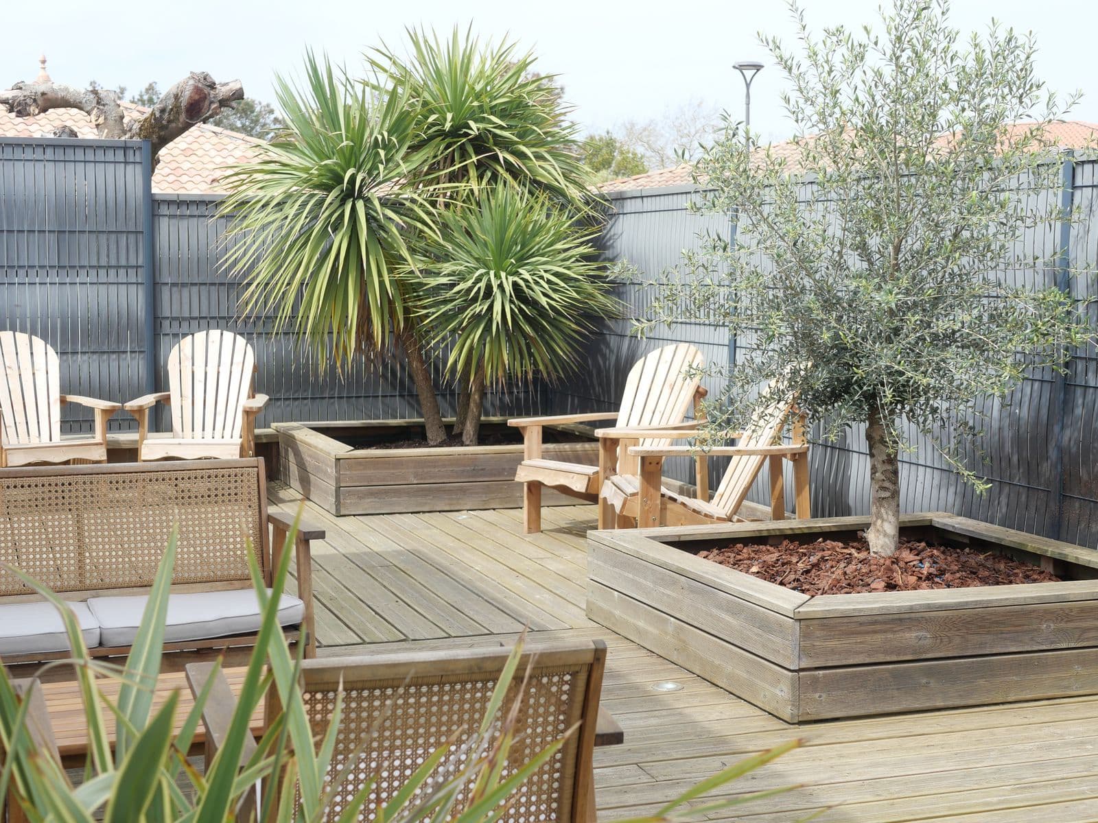 Terrasse en bois et jardin clos de la maison à Moliets-Plage, Landes