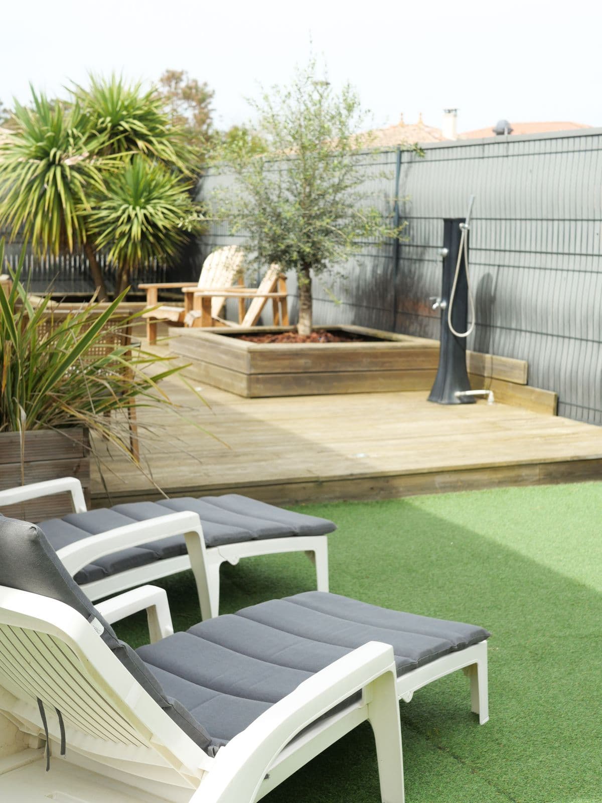 Terrasse en bois et jardin clos de la maison à Moliets-Plage, Landes