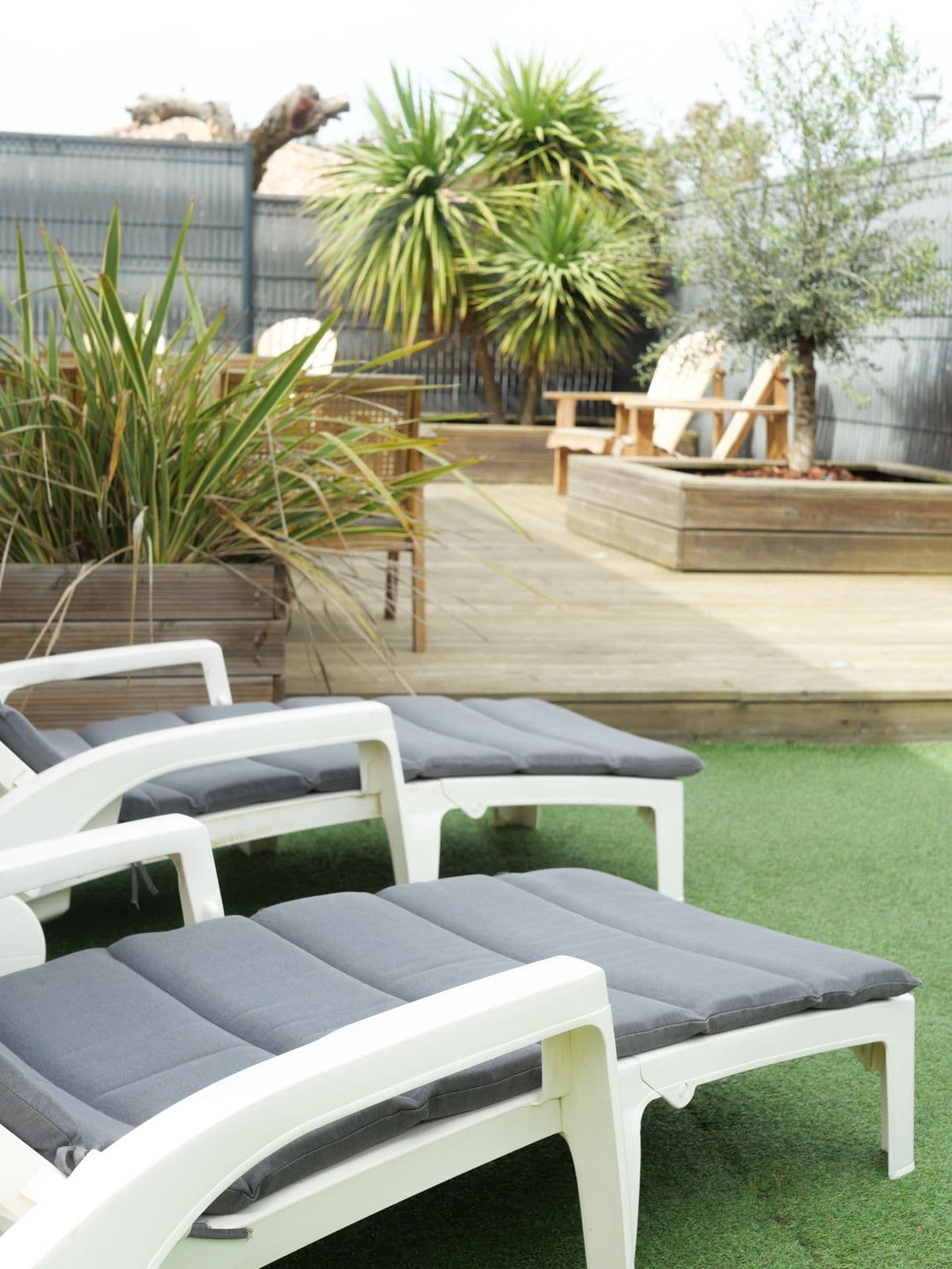 Terrasse en bois et jardin clos de la maison à Moliets-Plage, Landes