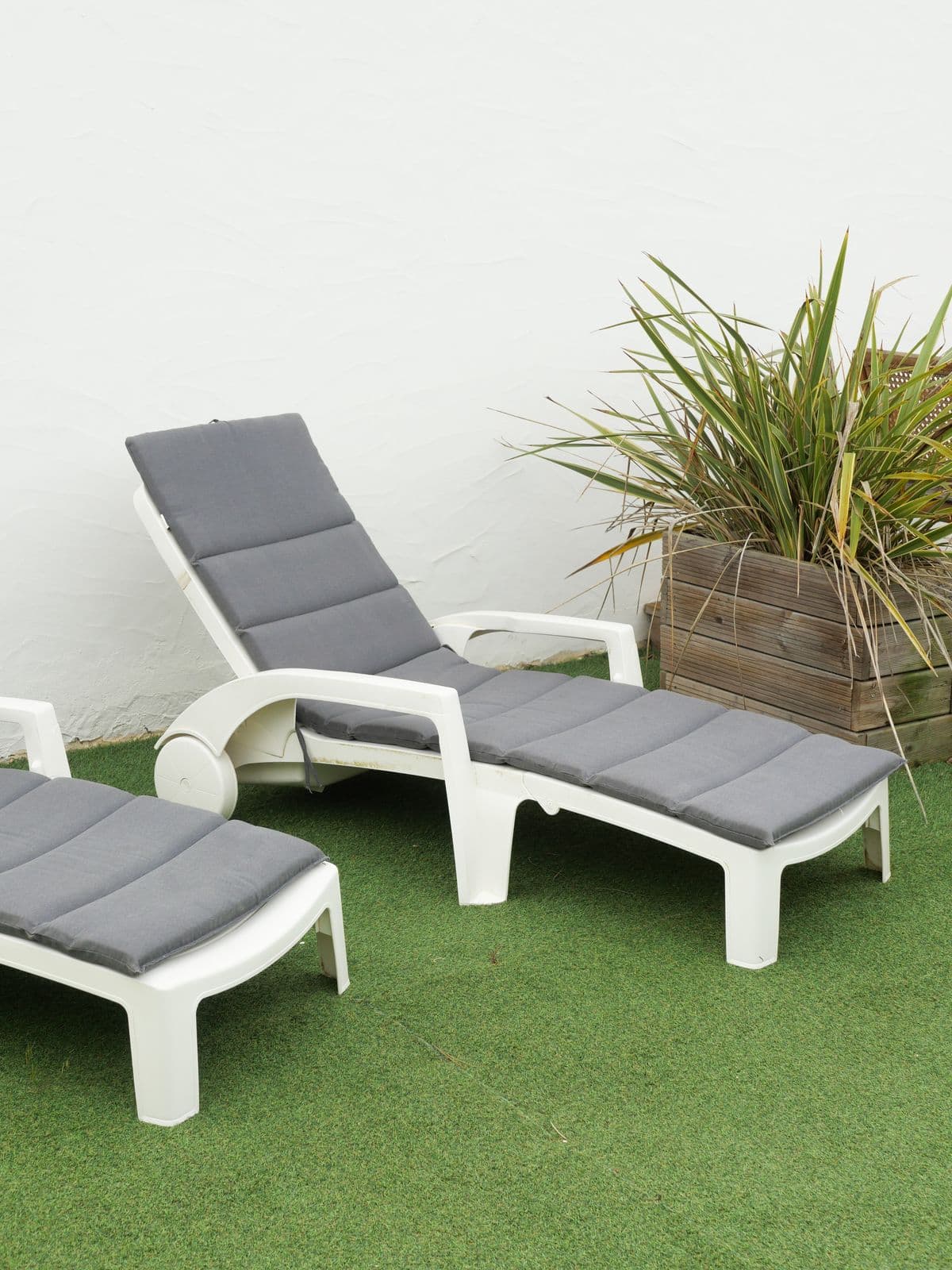 Terrasse en bois et jardin clos de la maison à Moliets-Plage, Landes