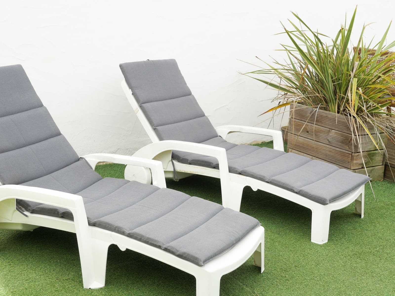 Terrasse en bois et jardin clos de la maison à Moliets-Plage, Landes