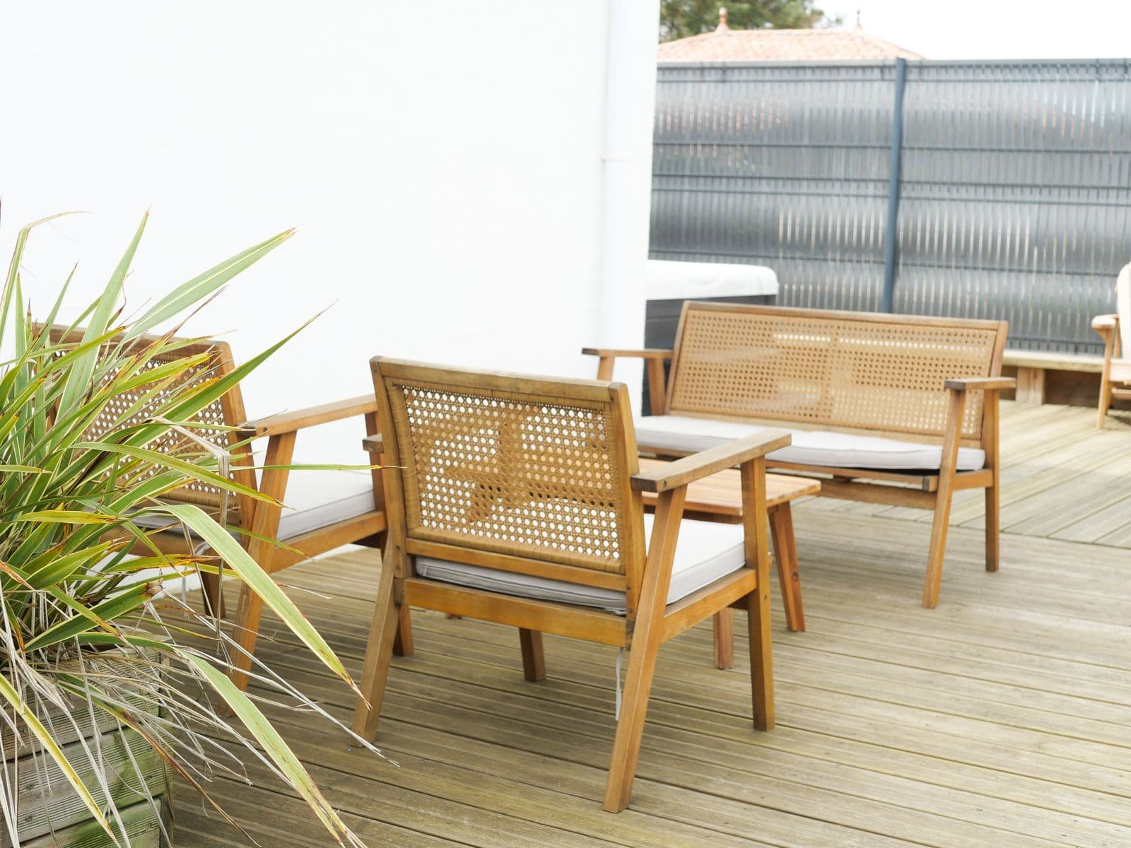 Terrasse en bois et jardin clos de la maison à Moliets-Plage, Landes