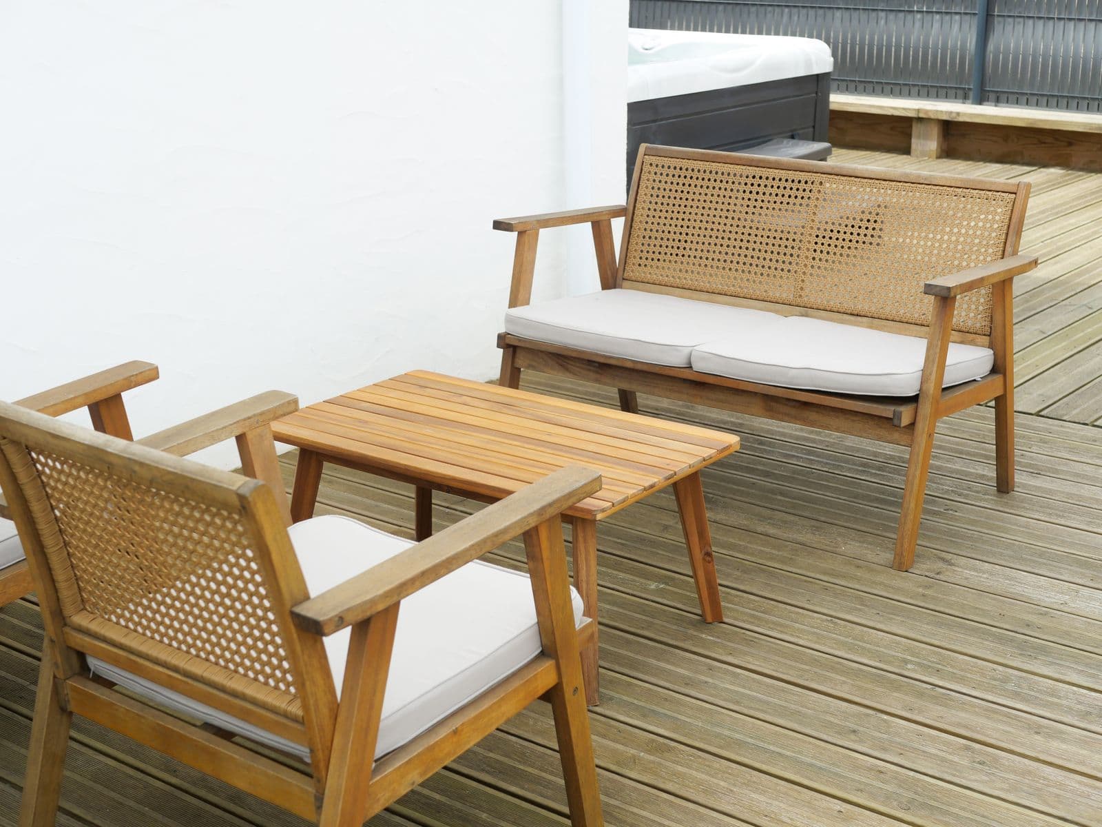 Terrasse en bois et jardin clos de la maison à Moliets-Plage, Landes
