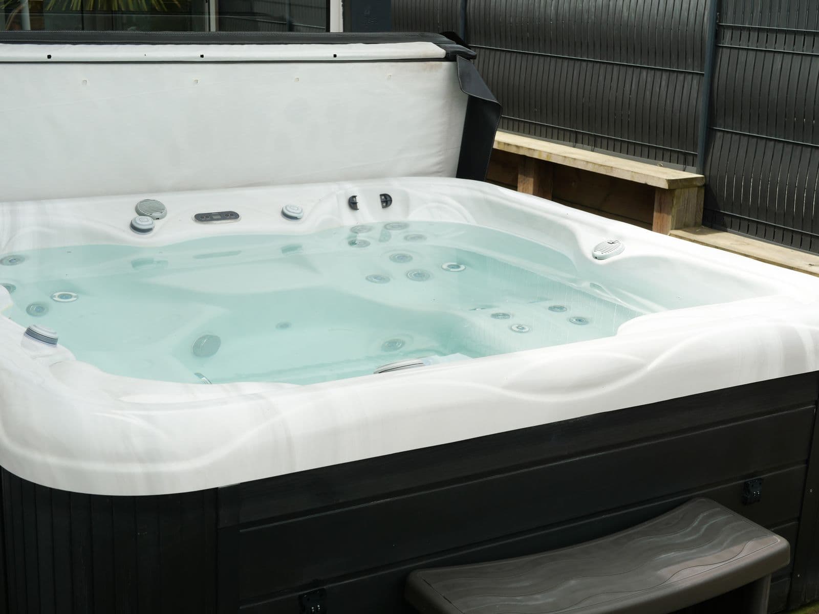 Jacuzzi privatif chauffé sur la terrasse de la maison de vacances à Moliets-Plage