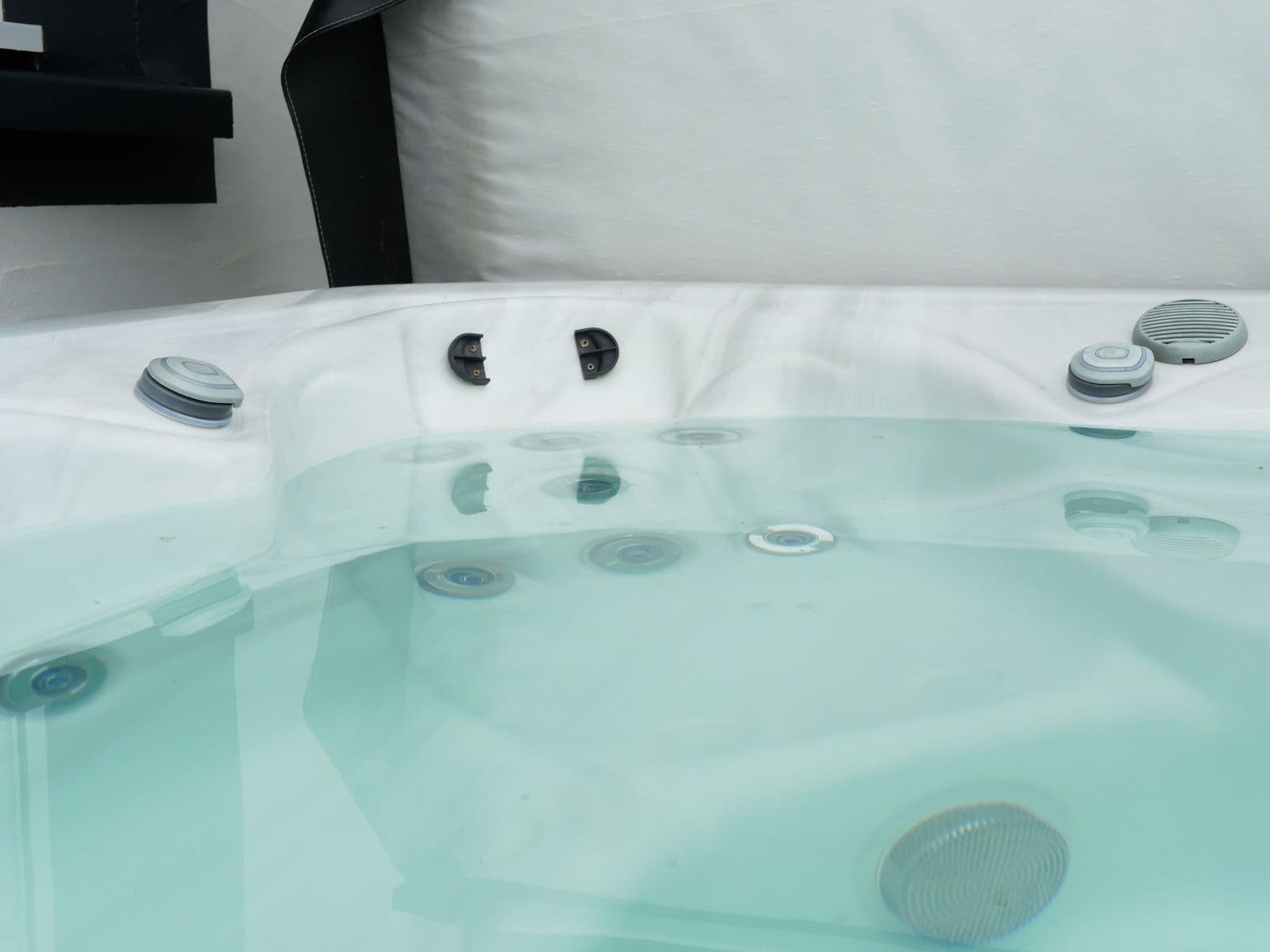 Jacuzzi privatif chauffé sur la terrasse de la maison de vacances à Moliets-Plage