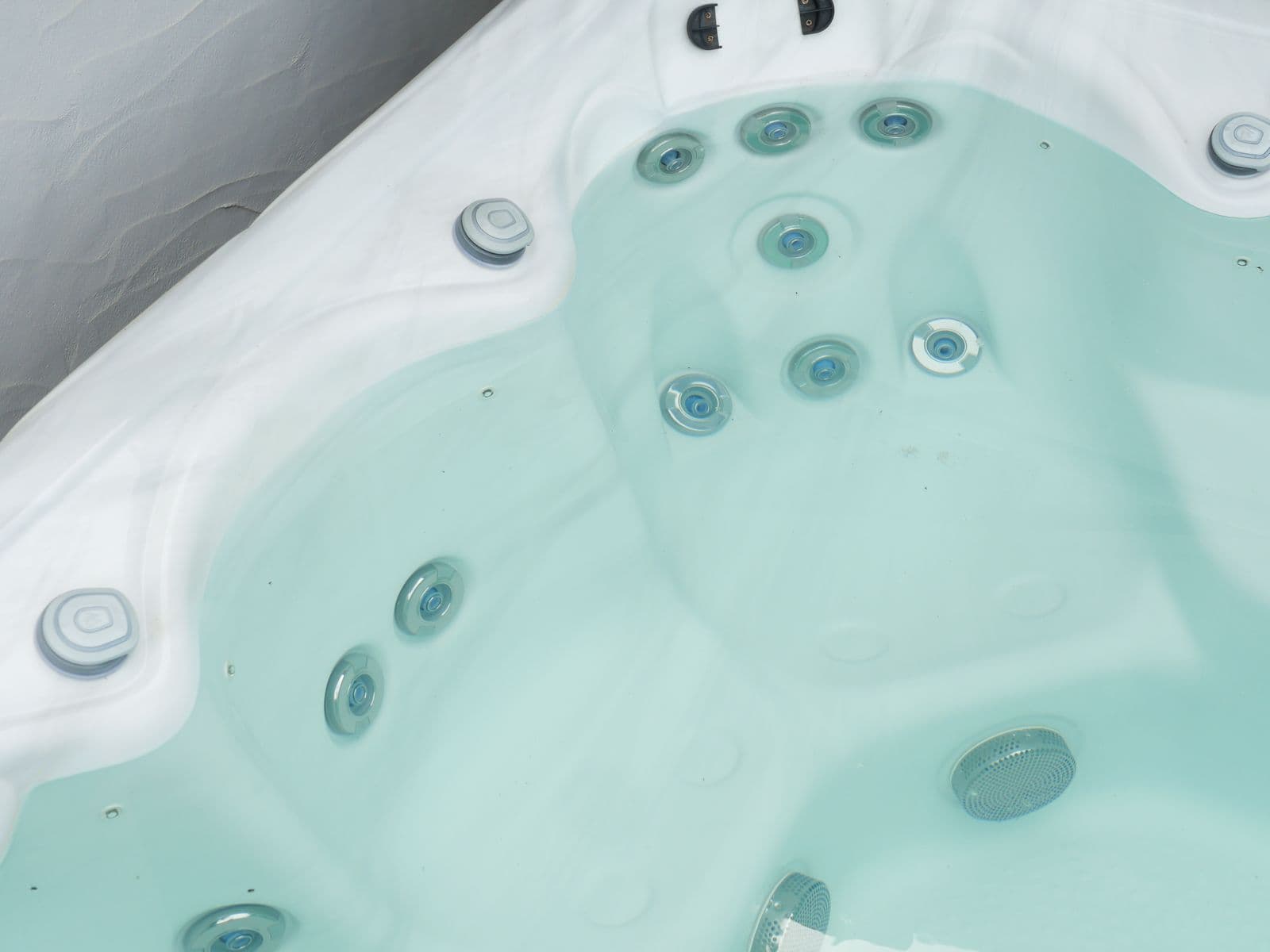 Jacuzzi privatif chauffé sur la terrasse de la maison de vacances à Moliets-Plage