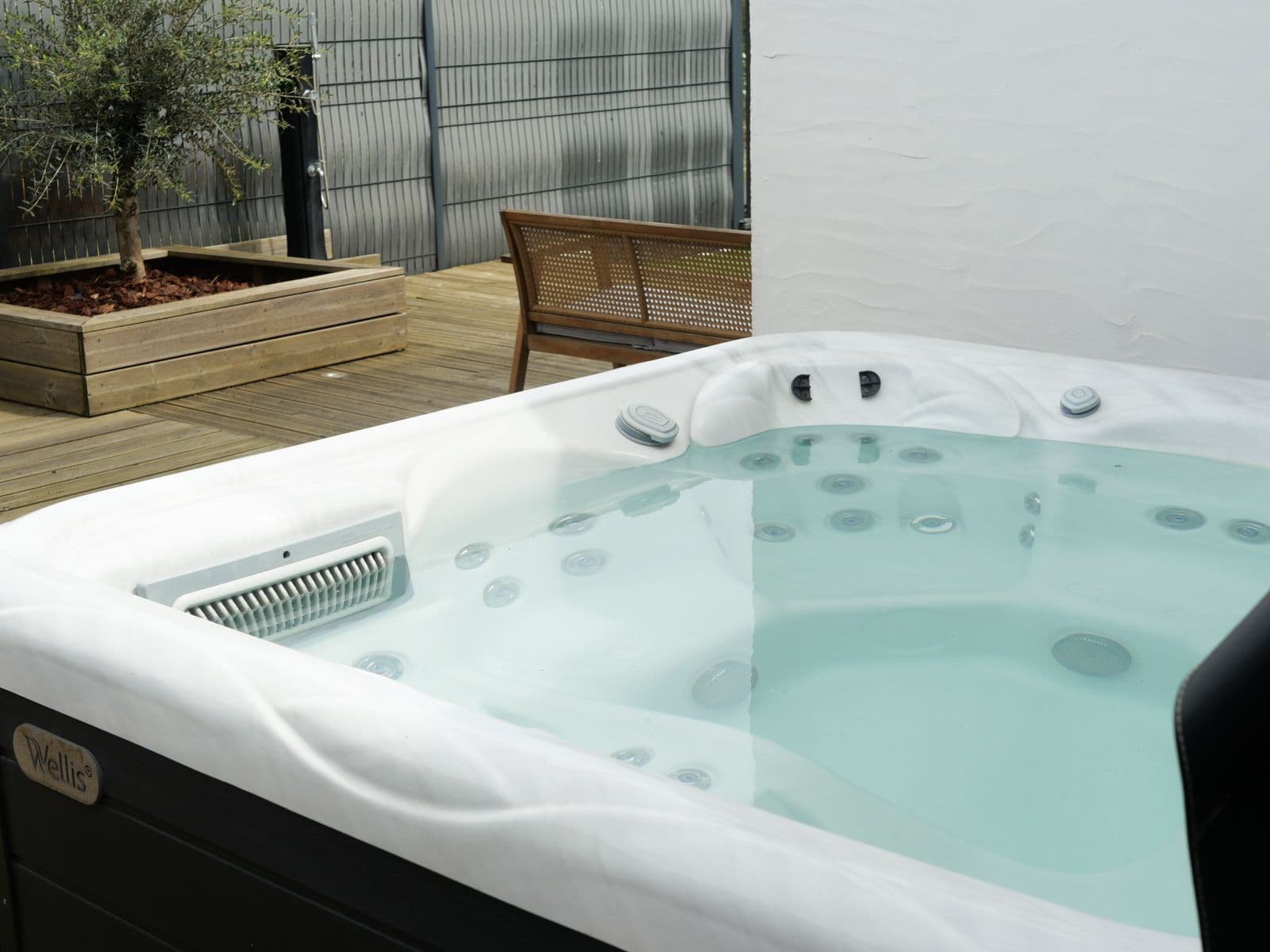 Jacuzzi privatif chauffé sur la terrasse de la maison de vacances à Moliets-Plage