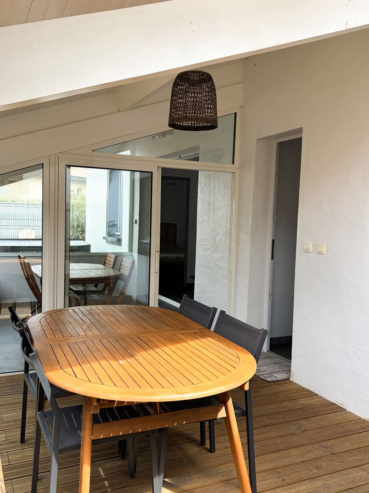 Terrasse en bois et jardin clos de la maison à Moliets-Plage, Landes