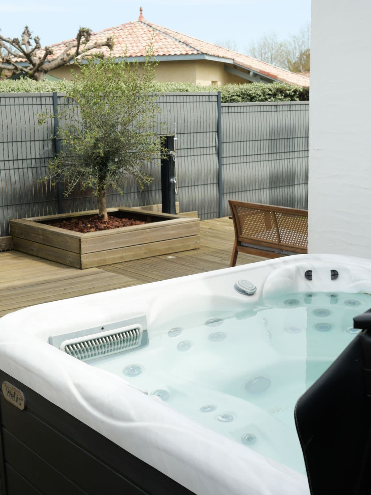 Jacuzzi privatif chauffé sur la terrasse de la maison de vacances à Moliets-Plage