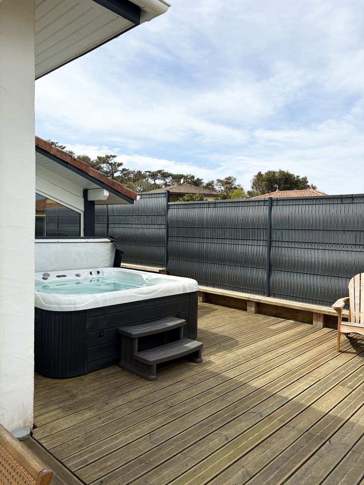 Jacuzzi privatif chauffé sur la terrasse de la maison de vacances à Moliets-Plage