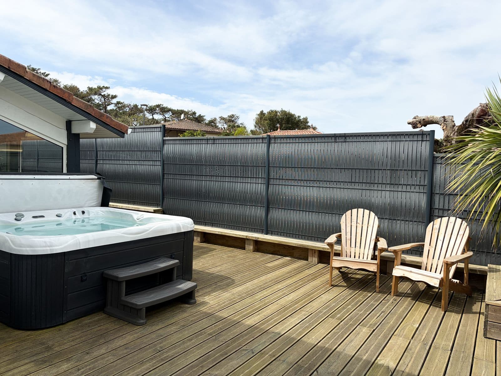 Jacuzzi privatif chauffé sur la terrasse de la maison de vacances à Moliets-Plage