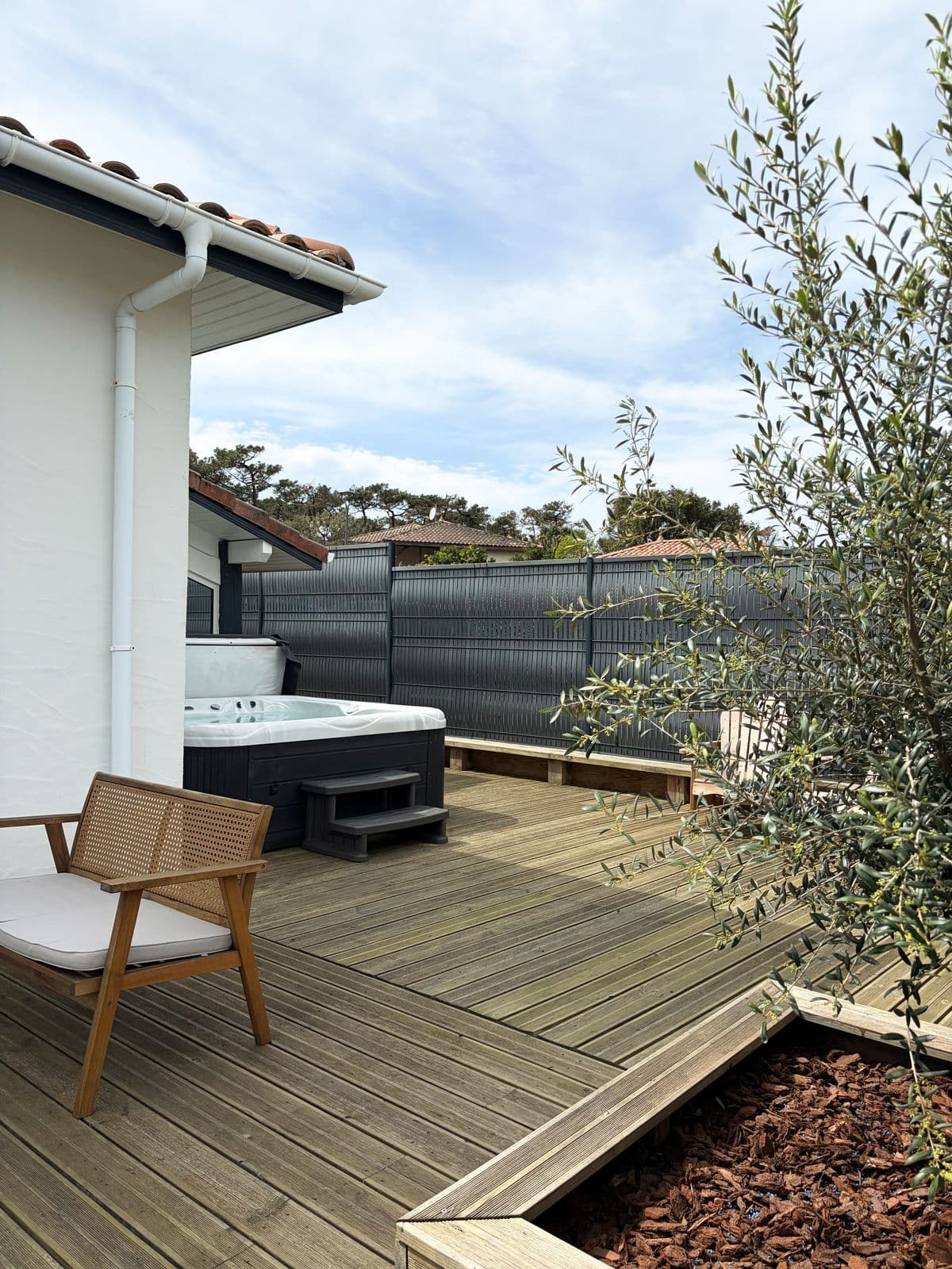 Terrasse en bois et jardin clos de la maison à Moliets-Plage, Landes