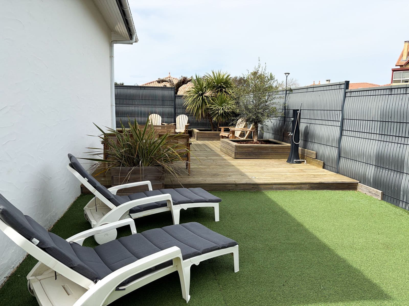 Terrasse en bois et jardin clos de la maison à Moliets-Plage, Landes