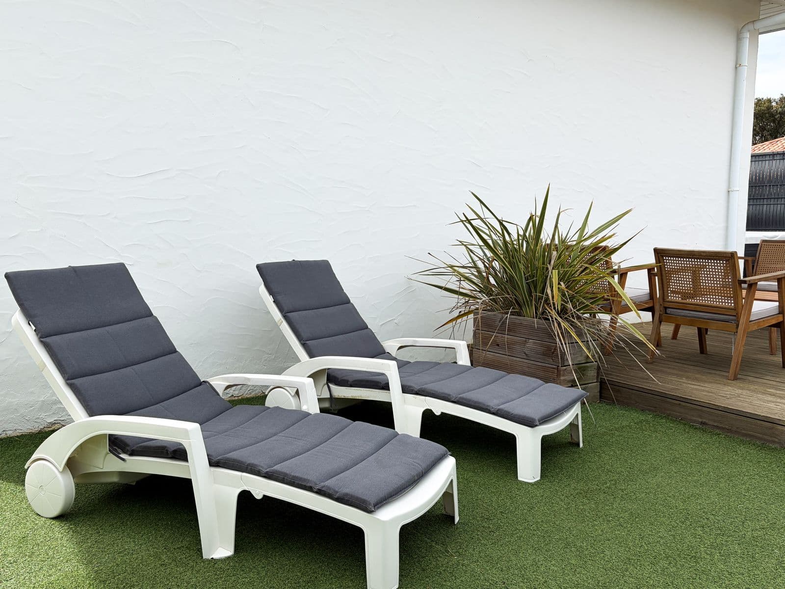 Terrasse en bois et jardin clos de la maison à Moliets-Plage, Landes