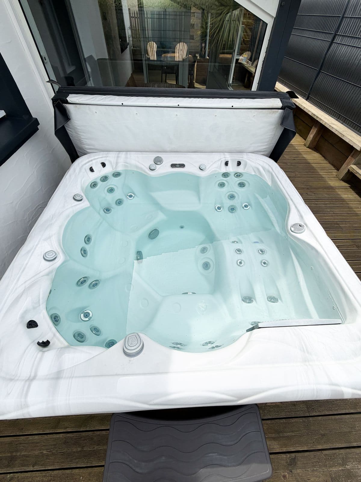 Jacuzzi privatif chauffé sur la terrasse de la maison de vacances à Moliets-Plage