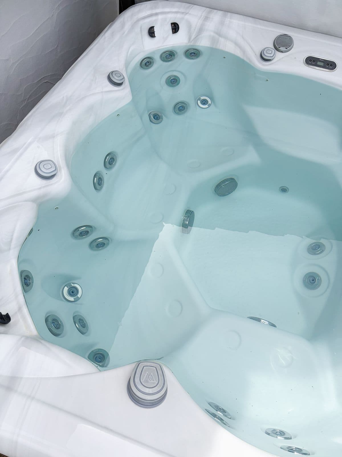 Jacuzzi privatif chauffé sur la terrasse de la maison de vacances à Moliets-Plage