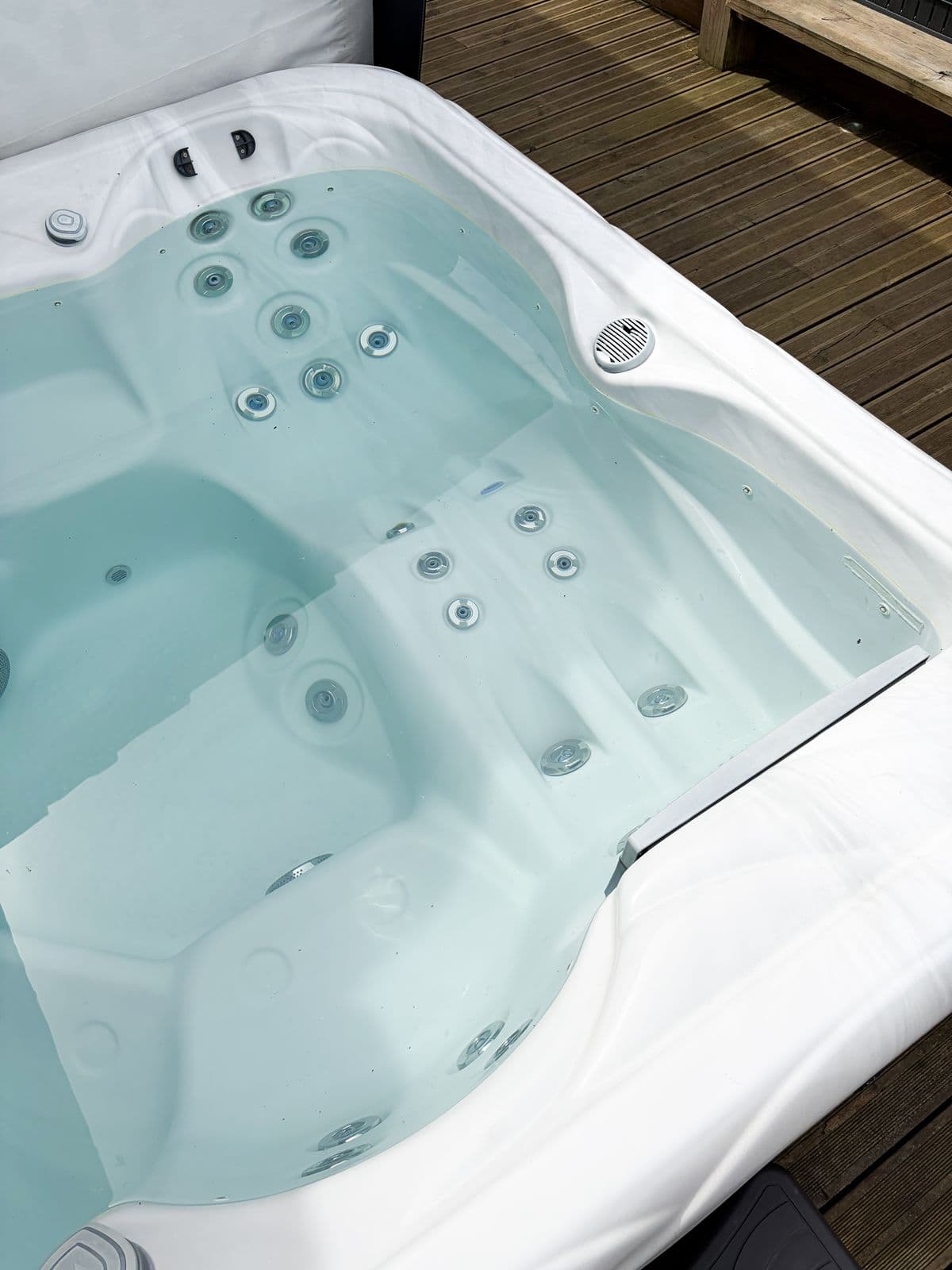 Jacuzzi privatif chauffé sur la terrasse de la maison de vacances à Moliets-Plage