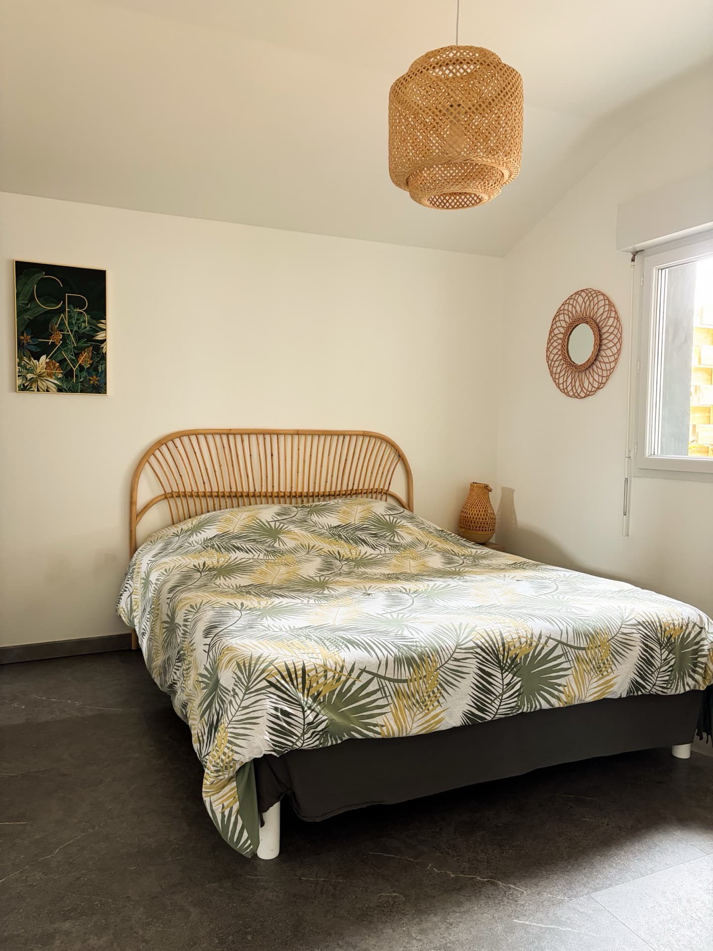 Chambre avec lit double rotin et parure motif palmes vert et jaune