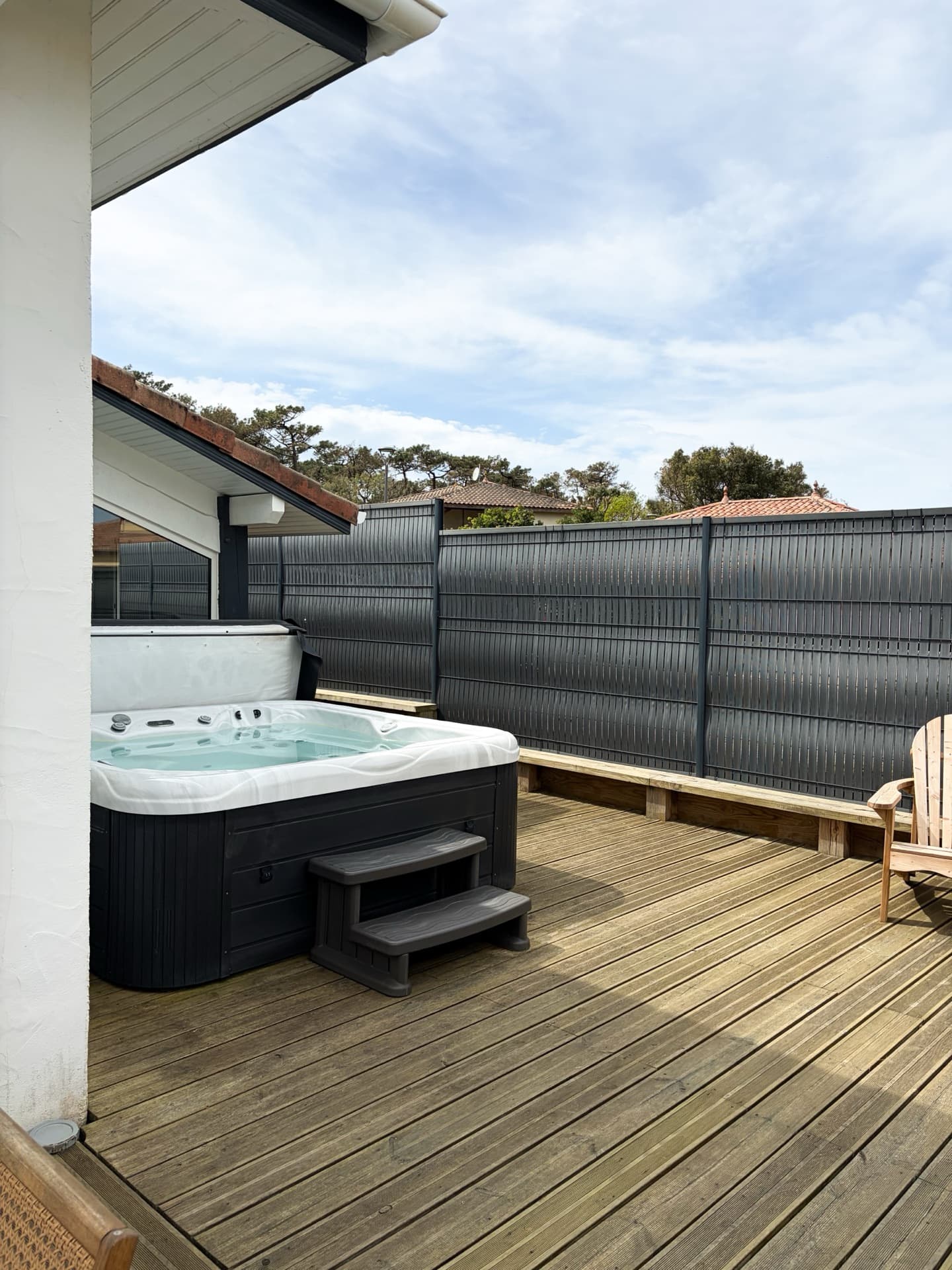 Jacuzzi privatif chauffé sur la terrasse, sous le ciel des Landes