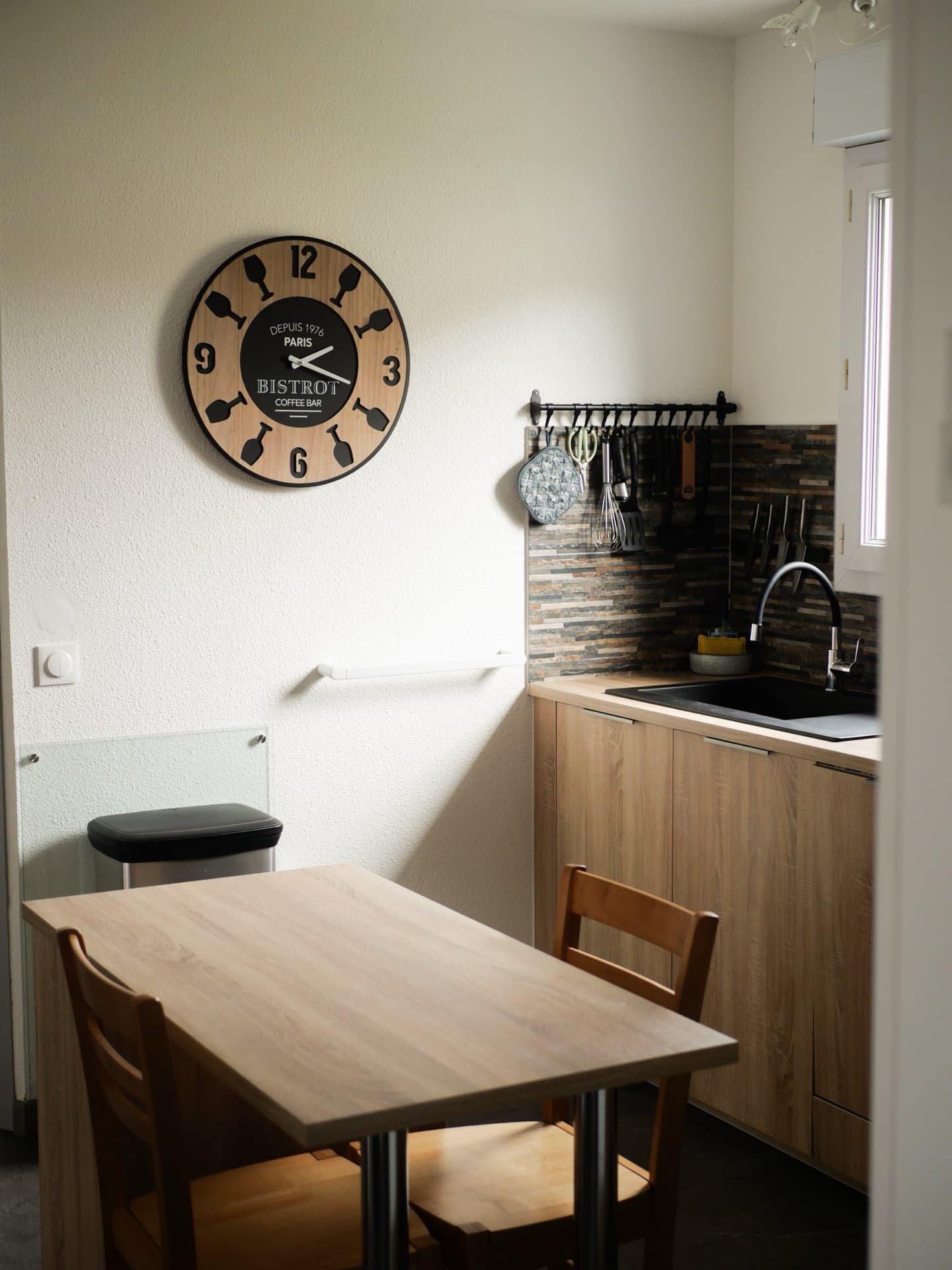 Salle de bain avec vasque ronde blanche, miroir LED et carrelage gris